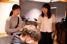映画「私をくいとめて」の撮影に臨む吉住（右）。