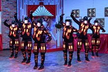 2021年に流行らせたいマスクを千鳥にプレゼン。