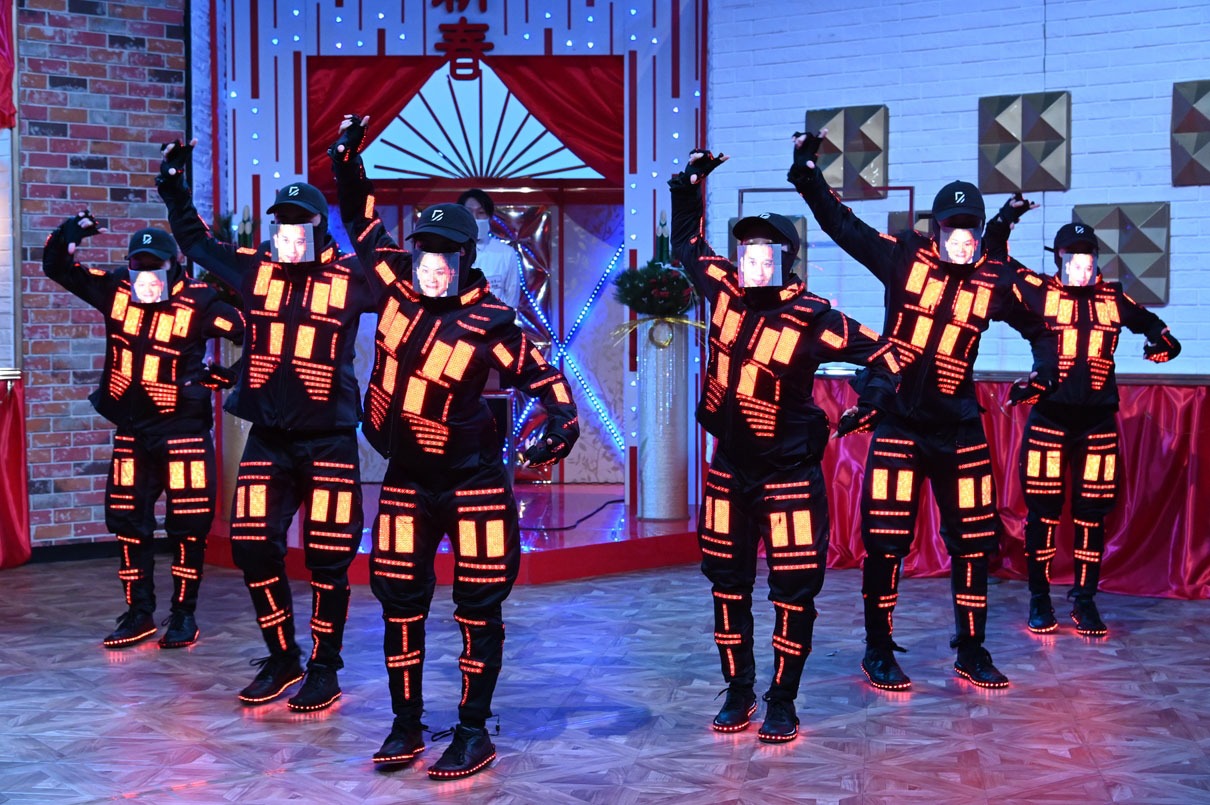 2021年に流行らせたいマスクを千鳥にプレゼン。