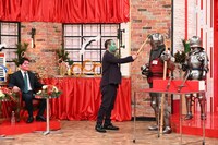 甲冑を叩いてみる千鳥・大悟。