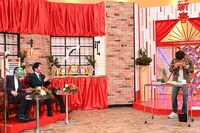 むかない安藤のパフォーマンスを見る千鳥。