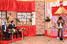 むかない安藤のパフォーマンスを見る千鳥。