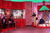 エアギターのパフォーマンスを見る千鳥。