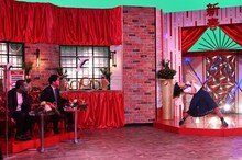 エアギターのパフォーマンスを見る千鳥。