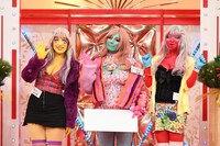 千鳥に異色肌を勧める“異色肌ギャル”たち。