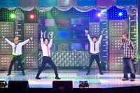 パフォーマンスするハライチ岩井。