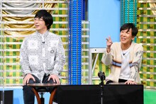 左から、審査員の東京03豊本、東京03飯塚。