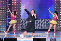 パフォーマンスするバナナマン日村。