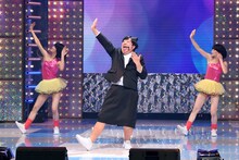 パフォーマンスするバナナマン日村。