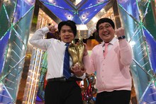 「M-1グランプリ2020」で優勝し、トロフィーを手にするマヂカルラブリー。