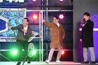 インディアンス（左2人）は敗者復活戦の会場から決勝のスタジオへ向かう。