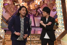 最終決戦でネタを披露する見取り図。