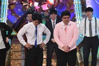 「M-1グランプリ2020」で優勝し、感極まるマヂカルラブリー。