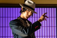 コント「スーパースター」に出演する中川大志。