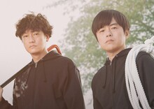 「劇場版 殺意の道程」キーカット。左から、井浦新、バカリズム。
