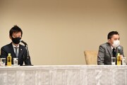 会見に登壇した松隈貴史弁護士（左）と爆笑問題・太田（右）。