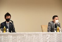 会見に登壇した松隈貴史弁護士（左）と爆笑問題・太田（右）。