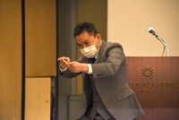 カメラマンにプシューをやる爆笑問題・太田。