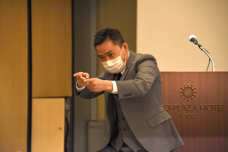 カメラマンにプシューをやる爆笑問題・太田。