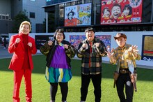 チーム日村の（左から）メイプル超合金、バナナマン日村、スピードワゴン井戸田。