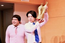 記者会見に登場するマヂカルラブリー。