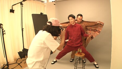 チャオパニックのサイトに掲載される写真撮影に臨むかまいたち。