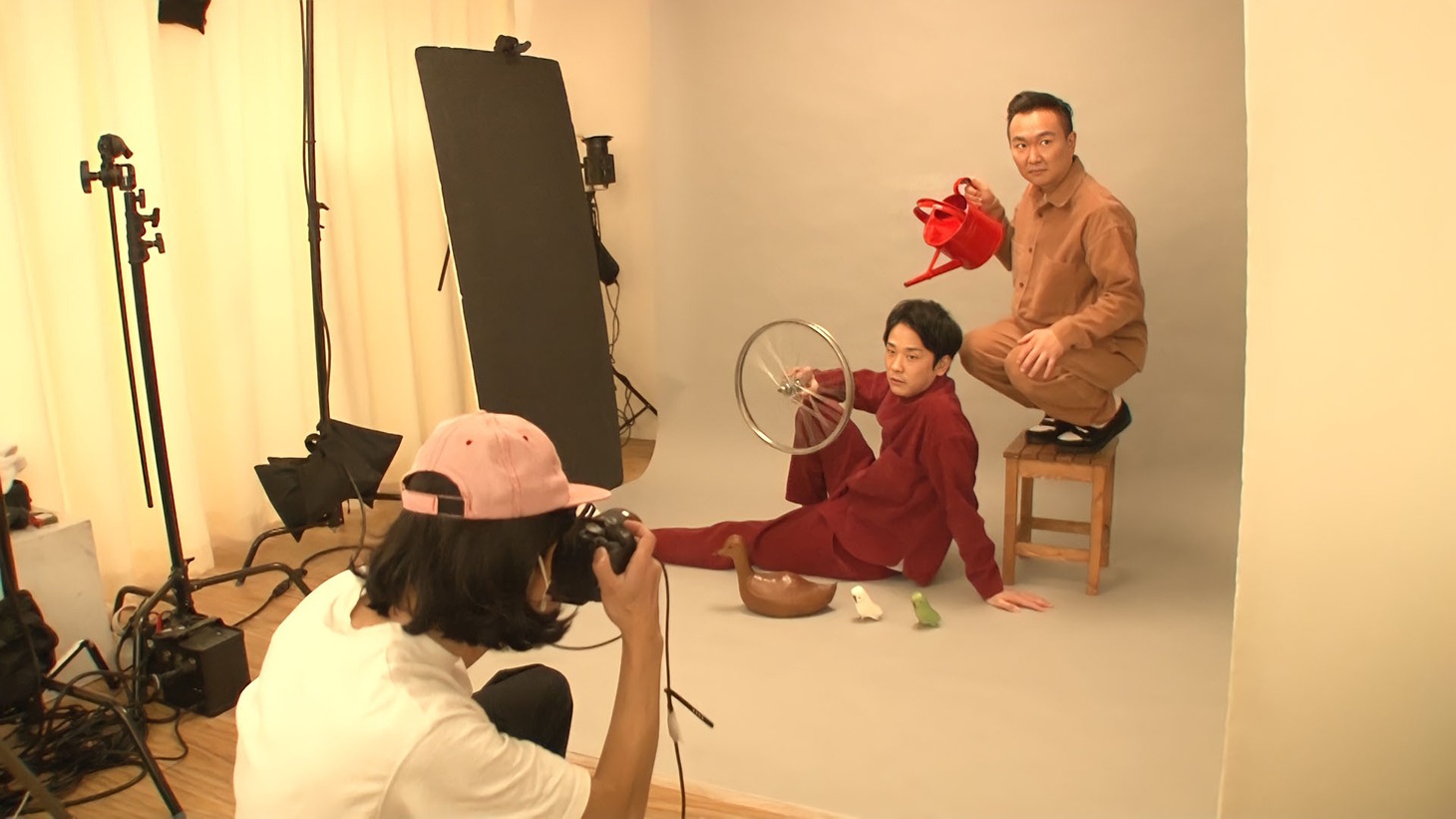 チャオパニックのサイトに掲載される写真撮影に臨むかまいたち。
