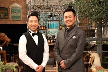 「#ハッシュで有猿」MCの（左から）市川猿之助、くりぃむしちゅー有田。