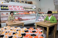 左から山之内すず、ずん飯尾。