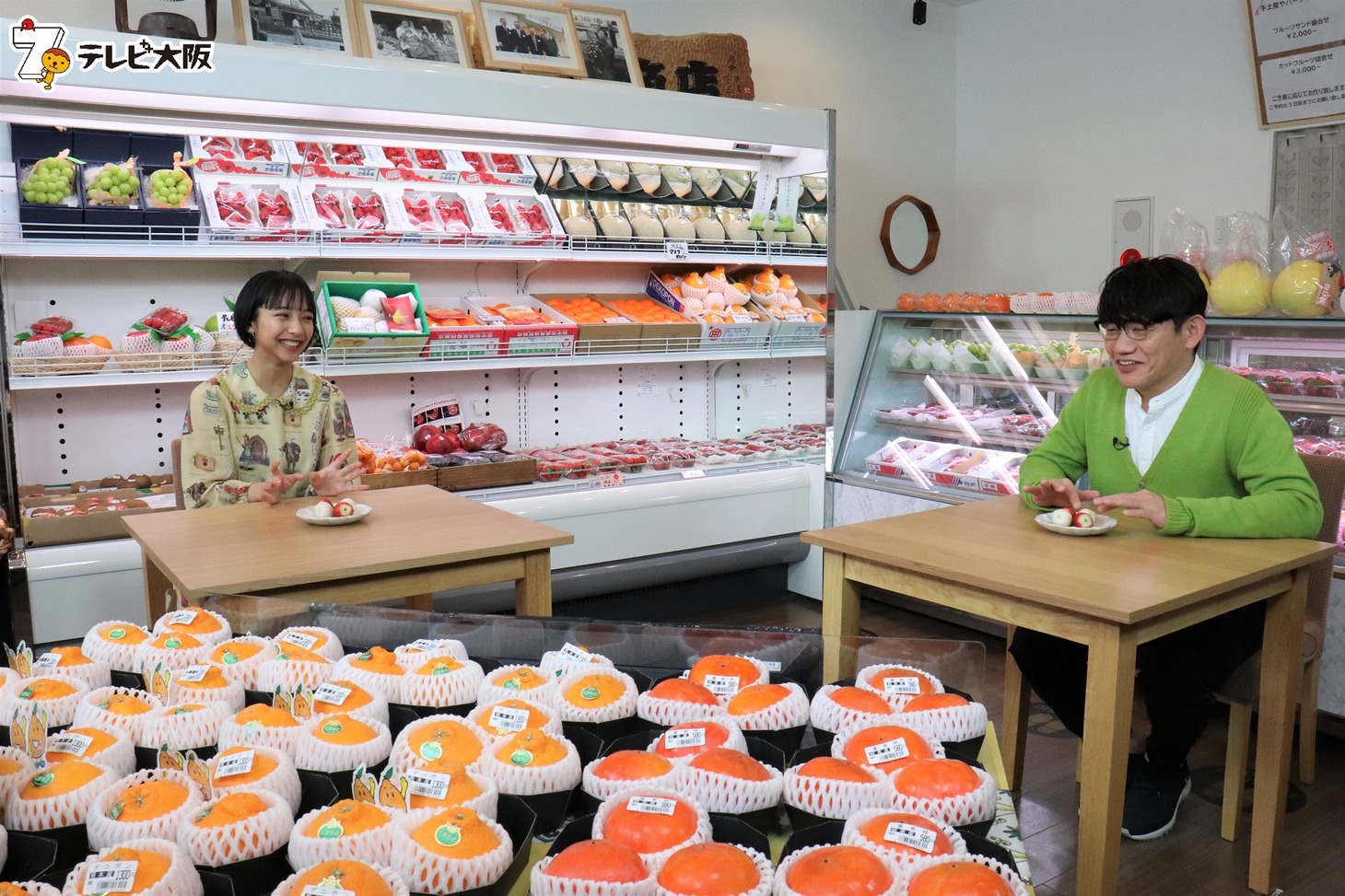 左から山之内すず、ずん飯尾。