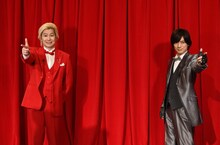 左からメイプル超合金カズレーザー、DAIGO。(c)読売テレビ