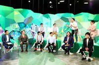 「やすとものいたって真剣です」に出演する（前列左から）ミルクボーイ、おいでやすこが、見取り図、（後列左から）オズワルド、インディアンス。(c)ABCテレビ