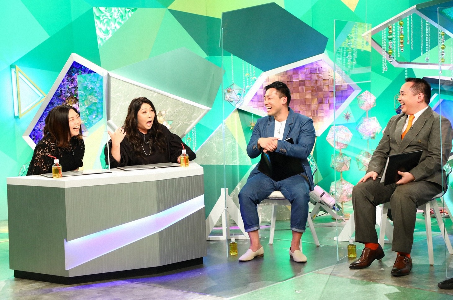 （左から）海原やすよ ともこ、ミルクボーイ。(c)ABCテレビ