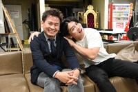 梅田一路プロデューサーとマヂカルラブリー・野田クリスタルさん。