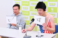 今年の自分たちを表す“漢字”を披露。山内は右肩上がりを表現。実は「飛」という漢字も書いていて、打ち合わせなしにもかかわらずコンビで「飛躍」となった。(c)MBS