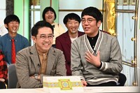 おぎやはぎと（後方左から）トンツカタン森本、いかちゃん、ラバーガール大水。 (c)TBS