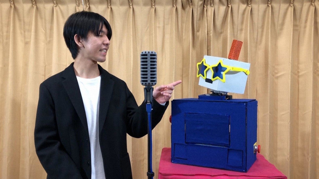 ロボットと漫才。(c)NHK