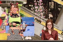 （左から）フワちゃん、白石麻衣。