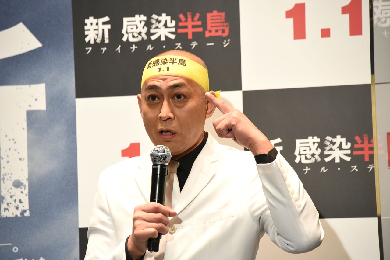 PR用のはちまきを着用した錦鯉・長谷川。