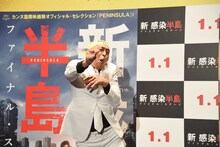 ギャグを披露する錦鯉・長谷川