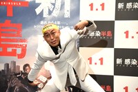 ギャグを披露する錦鯉・長谷川。