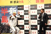 ギャグを披露する錦鯉・長谷川（左）とツッコミを入れる渡辺（右）。