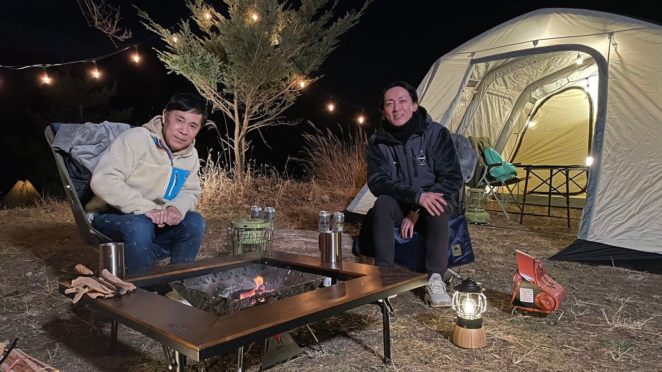 「ナイナイDAYS 30年の節目に密着してたら岡村さん結婚しちゃったSP」でキャンプに臨んだナインティナイン。(c)関西テレビ