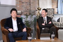 ブラックマヨネーズ吉田（左）と東野幸治（右）。