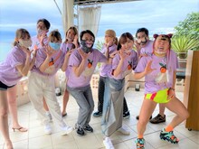 「有吉の冬休み 密着77時間in沖縄」に出演する（前列左から）小嶋陽菜、藤田ニコル、有吉弘行、指原莉乃、フワちゃん、（後列左から）ビビる大木、池田美優、丸山桂里奈、平成ノブシコブシ吉村。