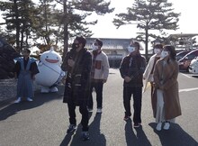 「有吉くんの正直さんぽ新春SP」に出演する（左から）島原市長、有吉弘行、ビビる大木、ブラックマヨネーズ小杉、浜口京子、井森美幸。