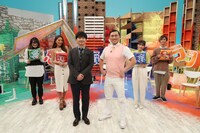 「あなたのストレス、コントに変えます！喜怒哀ラフ」MCのオードリー（手前中央2人）。