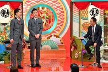 吉田たちと中田カウス（右）。