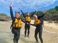 （左から）フワちゃん、オードリー春日、有吉弘行。