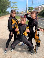 （左から）小嶋陽菜、フワちゃん、指原莉乃。